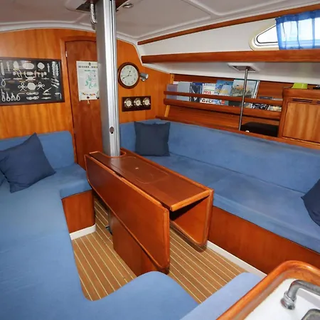 Learn To Sail In Paradise