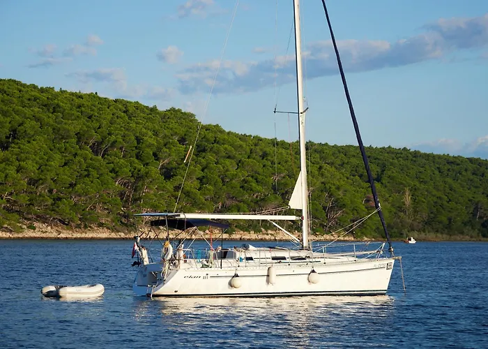 Botel Learn To Sail In Paradise *