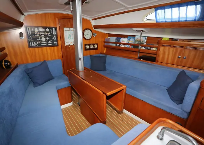 Learn To Sail In Paradise